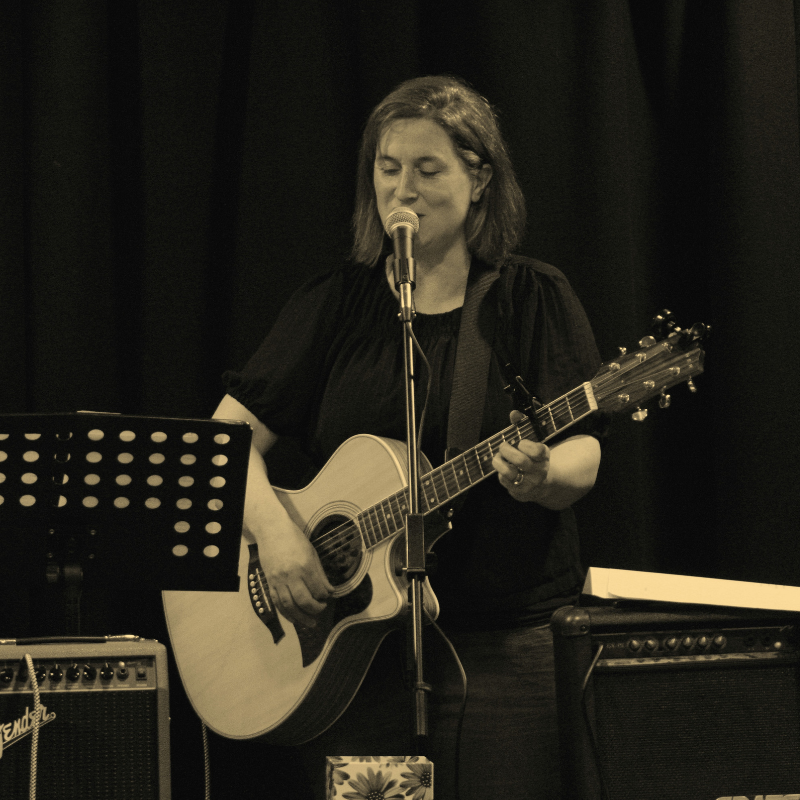 Ali Worship resized Alison Hanna leading worship